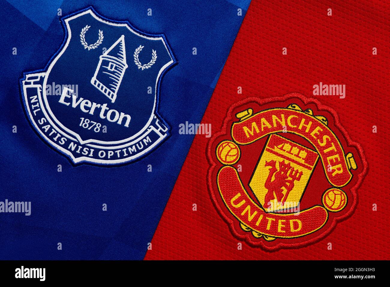 Nahaufnahme des Vereinswappens von Manchester United & Everton. Stockfoto