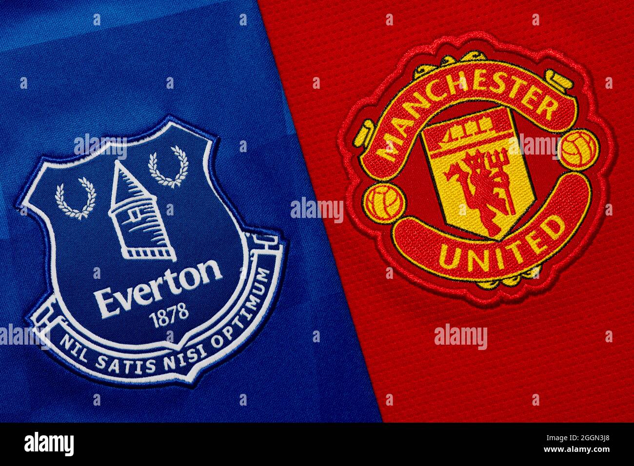 Nahaufnahme des Vereinswappens von Manchester United & Everton. Stockfoto