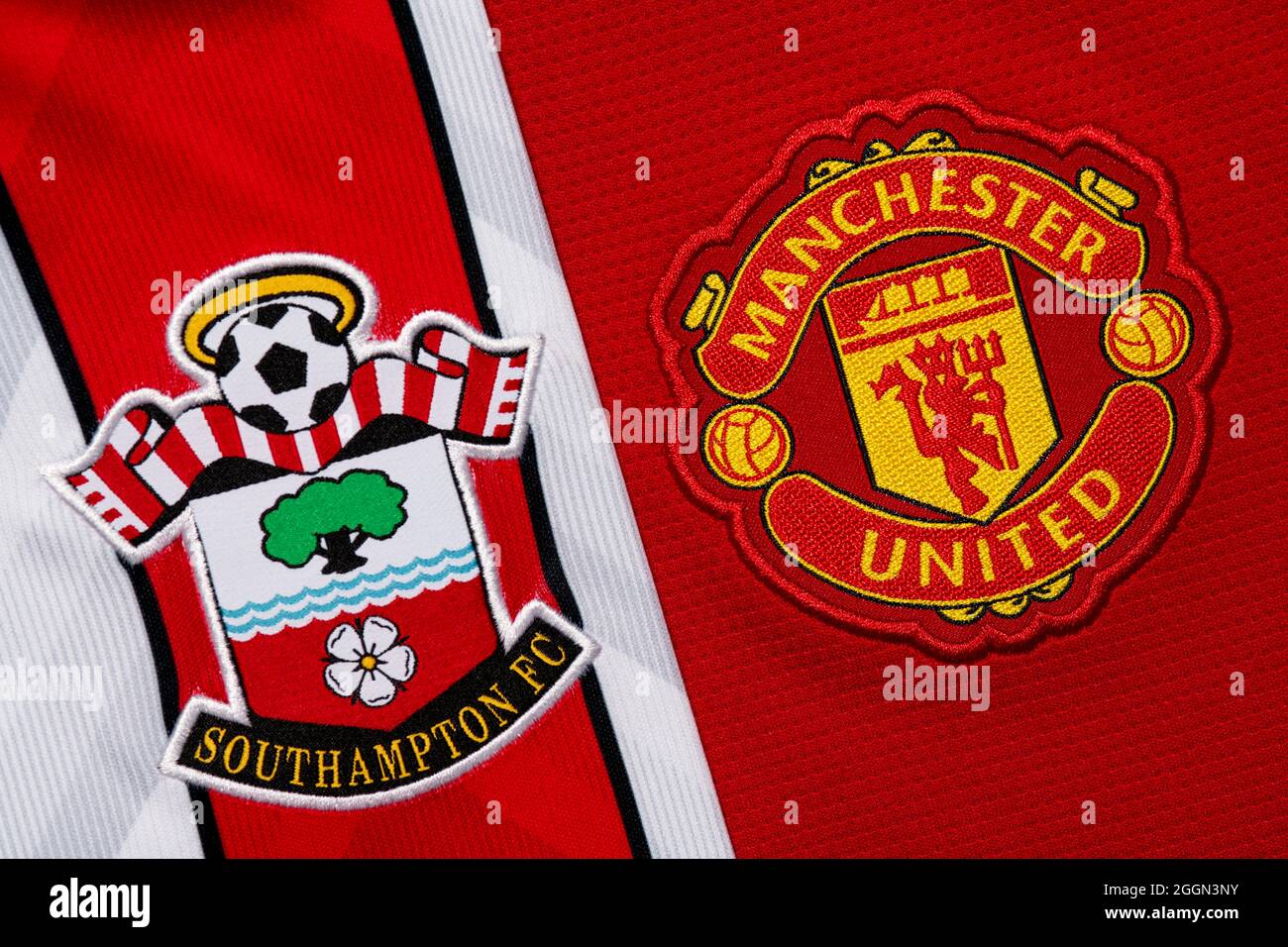 Nahaufnahme des Manchester United & Southampton Vereinswappens. Stockfoto