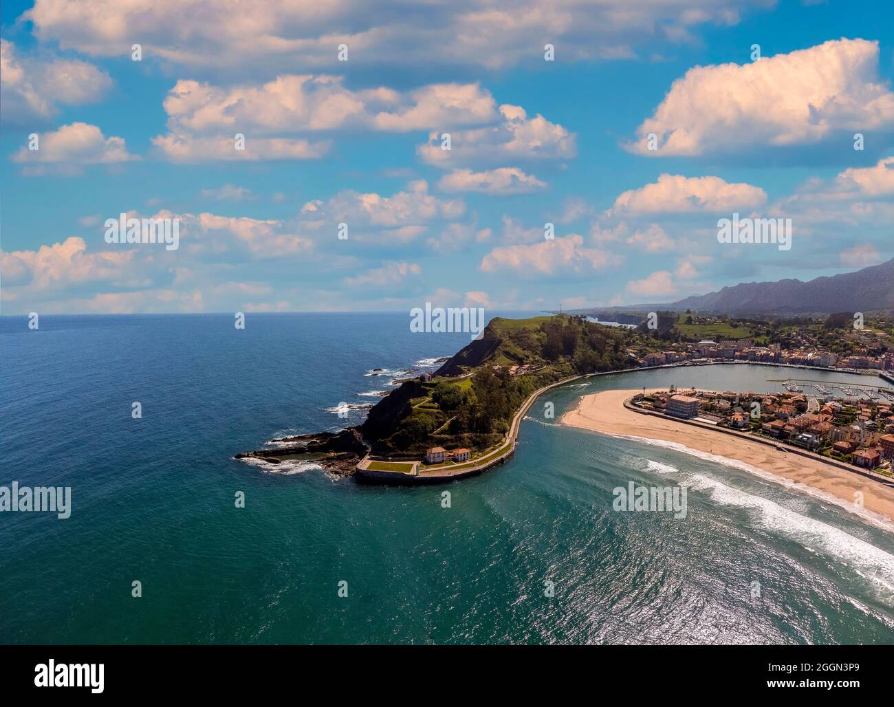 Luftaufnahme von Ribadesella und seiner Mündung in Asturien, Spanien. Stockfoto