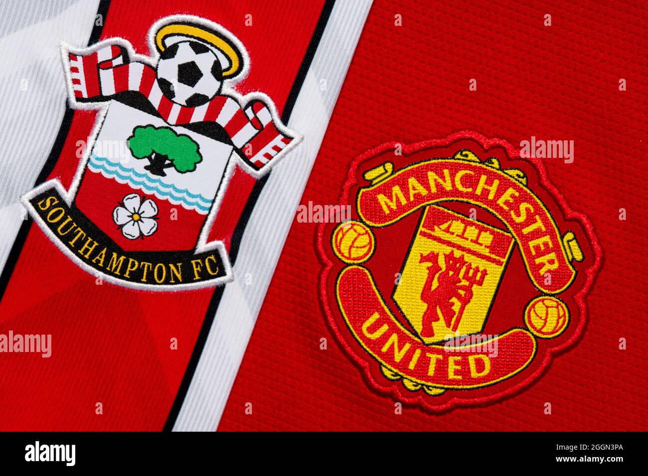 Nahaufnahme des Manchester United & Southampton Vereinswappens. Stockfoto