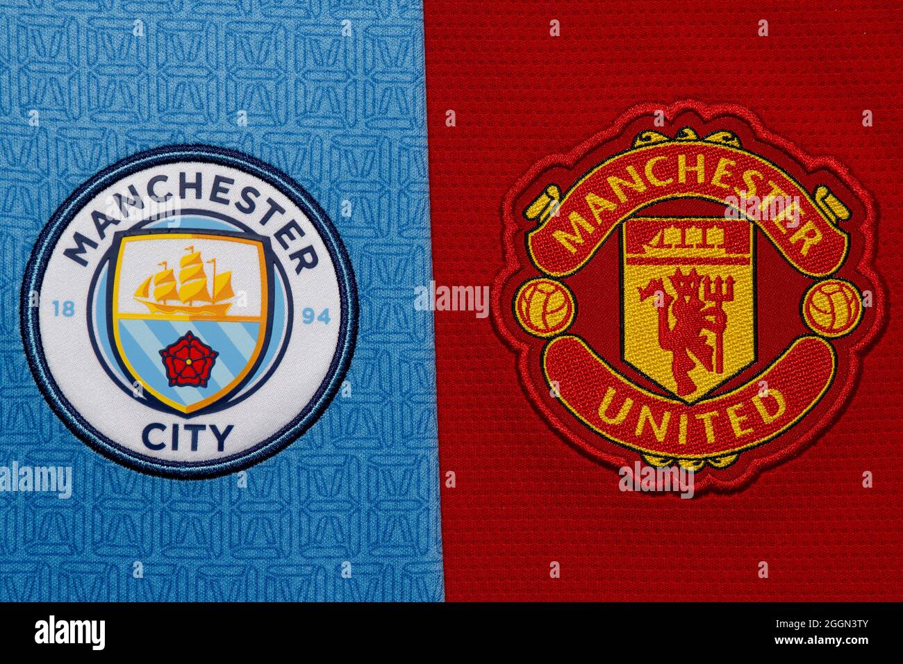 Nahaufnahme des Manchester United und Manchester City Vereinswappens. Stockfoto
