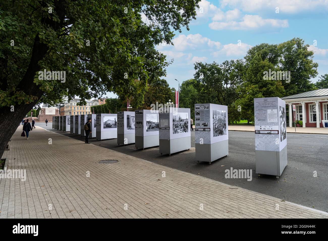 Riga, Lettland. 22. August 2021. Die Ausstellung von Bildern der Befreiung Lettlands von der sowjetischen Besatzung auf einem Platz im Stadtzentrum Stockfoto