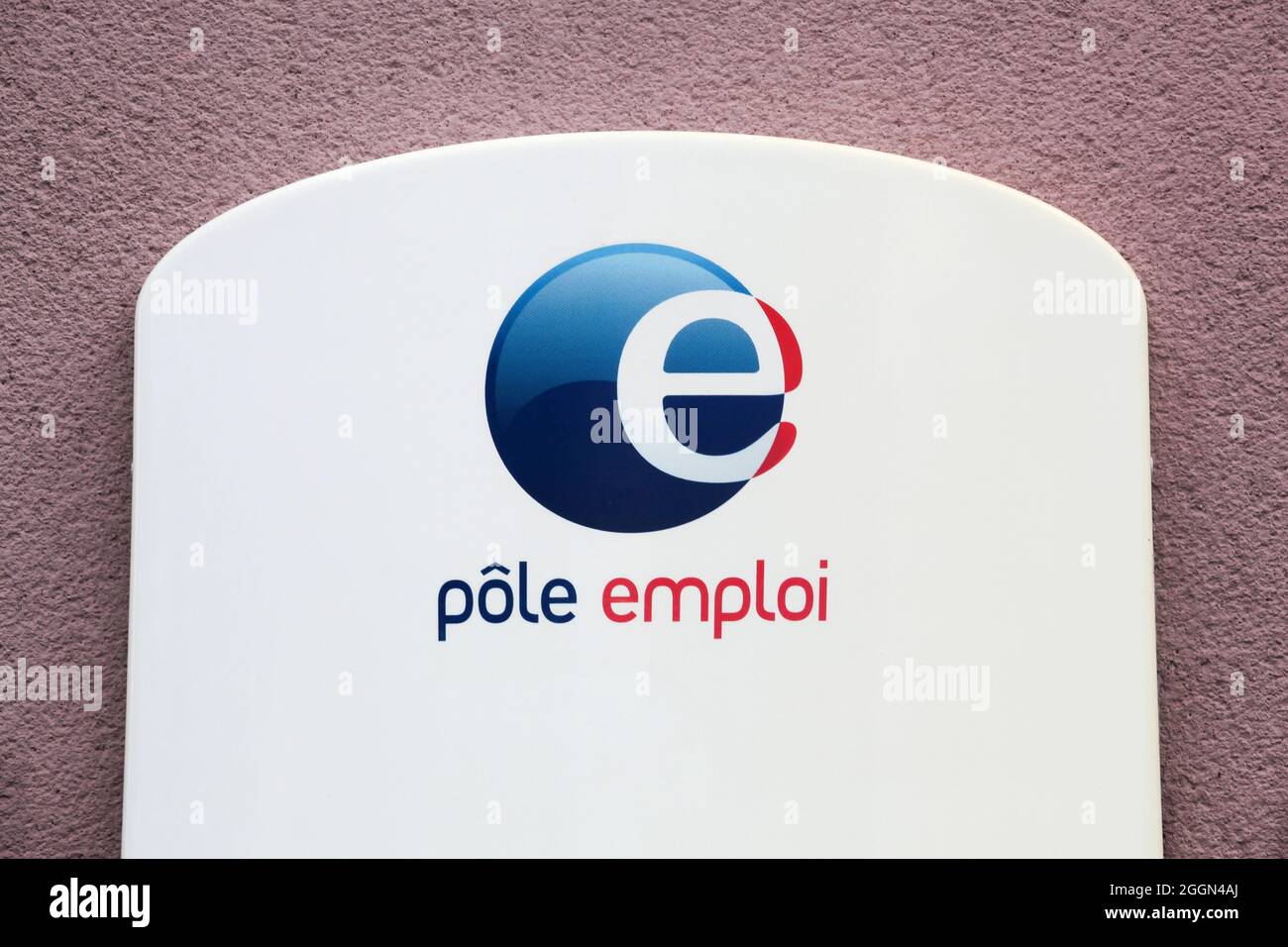 Tarare, Frankreich - 27. Juni 2020: Pole emploi ist eine französische Regierungsbehörde, die Arbeitslose registriert und ihnen mit finanzieller Hilfe hilft Stockfoto