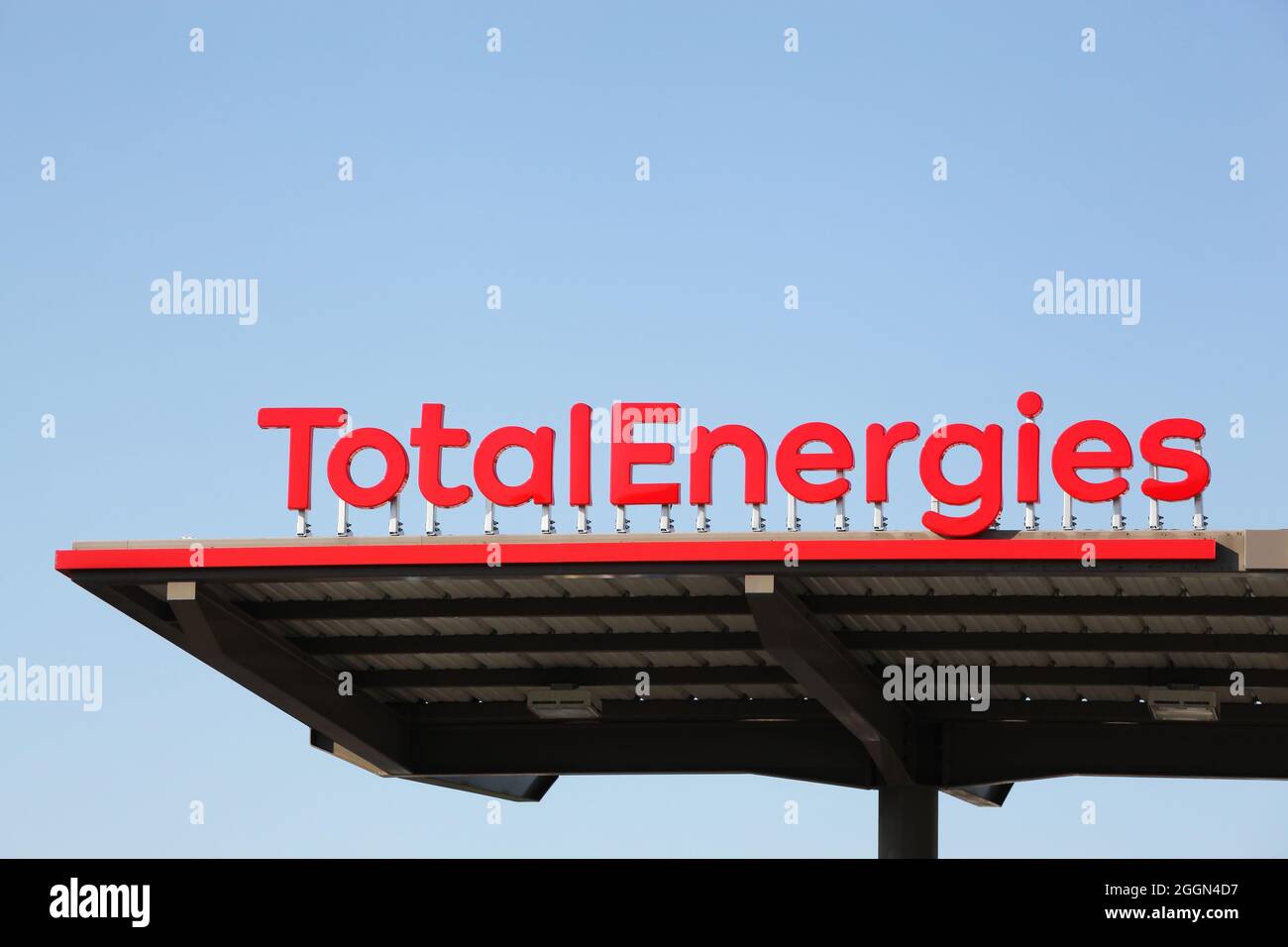 Dardilly, Frankreich - 17. Juli 2021: TotalEnergies ist ein französisches internationales Energieversorger- und Ölunternehmen Stockfoto
