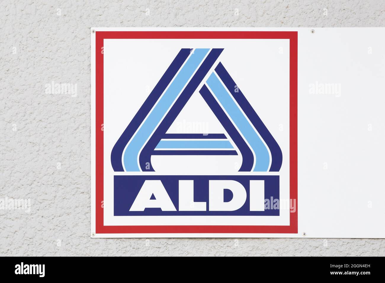 Anse, Frankreich - 23. Mai 2021: Aldi-Logo an der Wand. Aldi ist eine weltweit führende Discounter-Supermarktkette mit über 10 000 Geschäften in 18 Ländern Stockfoto