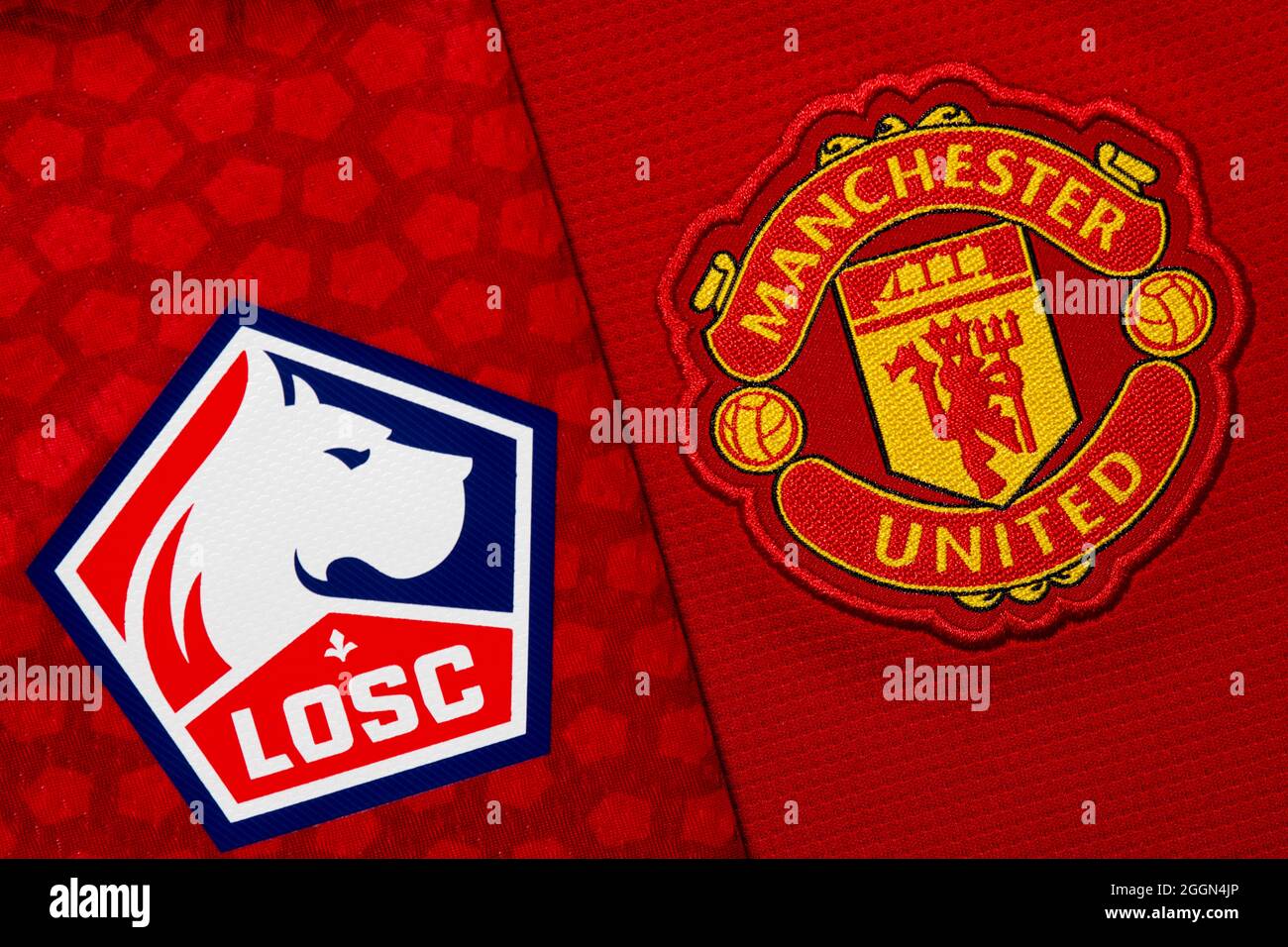 Nahaufnahme des Vereinswappens von Manchester United und Lille OSC. Stockfoto