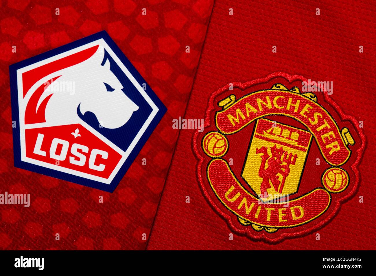 Nahaufnahme des Vereinswappens von Manchester United und Lille OSC. Stockfoto