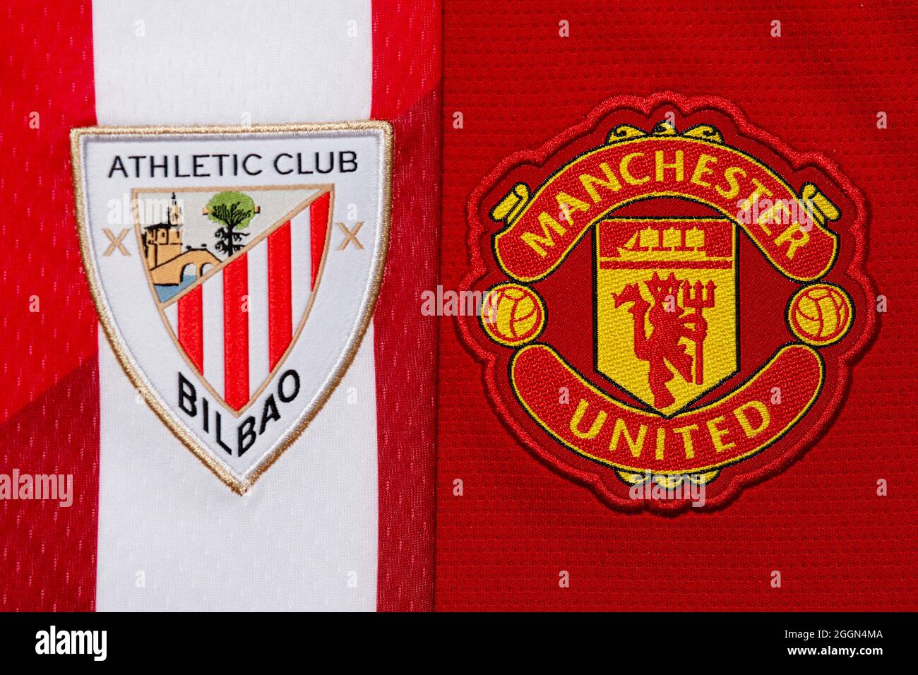 Nahaufnahme des Vereinswappens von Manchester United und Athletic Club Bilbao. Stockfoto