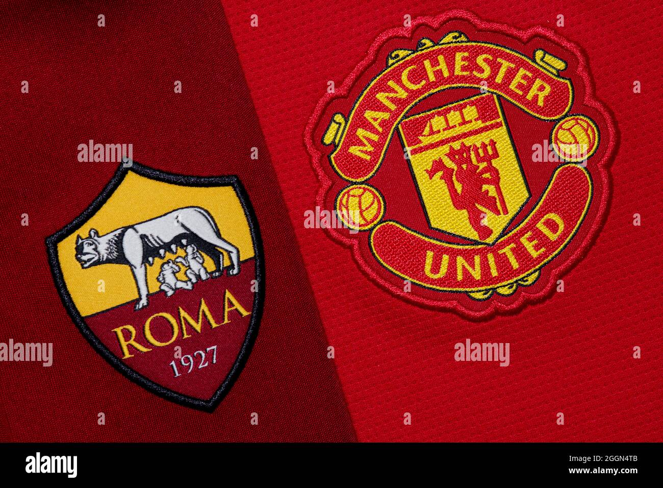 Nahaufnahme von Manchester United und AS Roma-Vereinswappen. Stockfoto