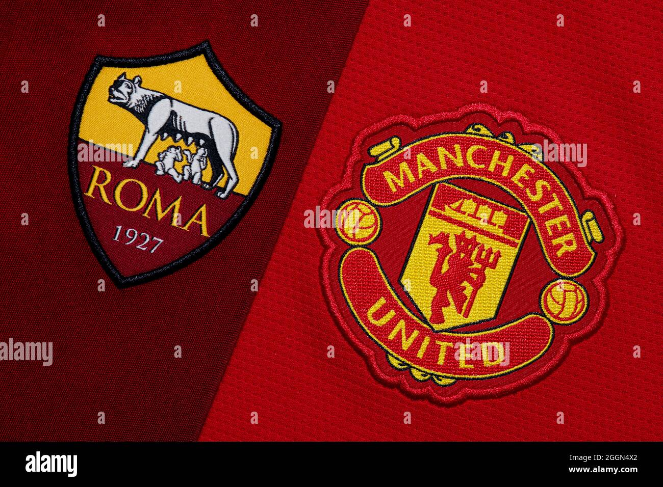 Nahaufnahme von Manchester United und AS Roma-Vereinswappen. Stockfoto