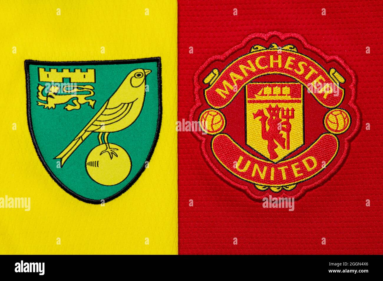 Nahaufnahme des Vereinswappens von Manchester United & Norwich. Stockfoto