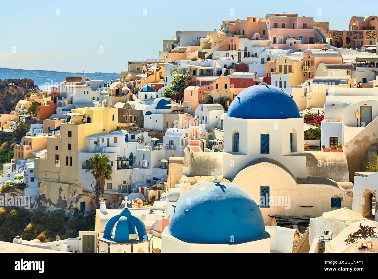 Blick auf Oia Stadt und Gebäude mit typischen blauen Kuppelkirchen, Santorini, eine griechische Mittelmeerinsel in der Kykladen-Gruppe in der Ägäis Stockfoto