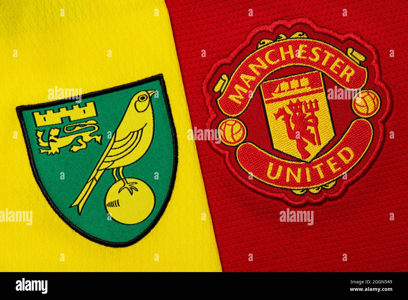 Nahaufnahme des Vereinswappens von Manchester United & Norwich. Stockfoto