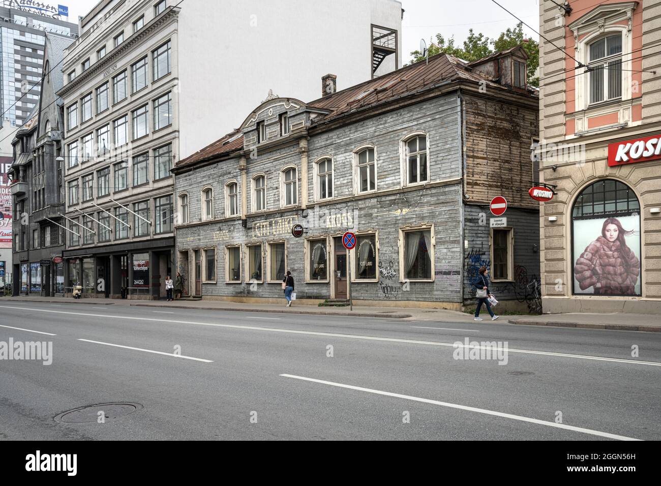 Riga, Lettland. August 2021. Außenansicht eines typischen Holzhauses im Stadtzentrum Stockfoto