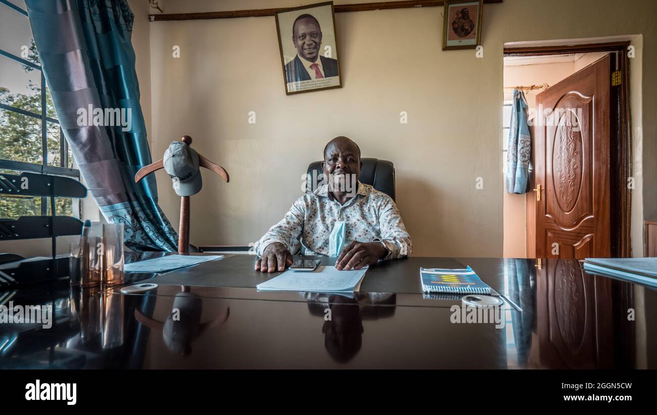 Benjamin Jomo Washiali, ein kenianischer Politiker und parlamentsmitglied, posiert in seinem lokalen Büro in Shianda, Mumias, für die Kamera. Stockfoto