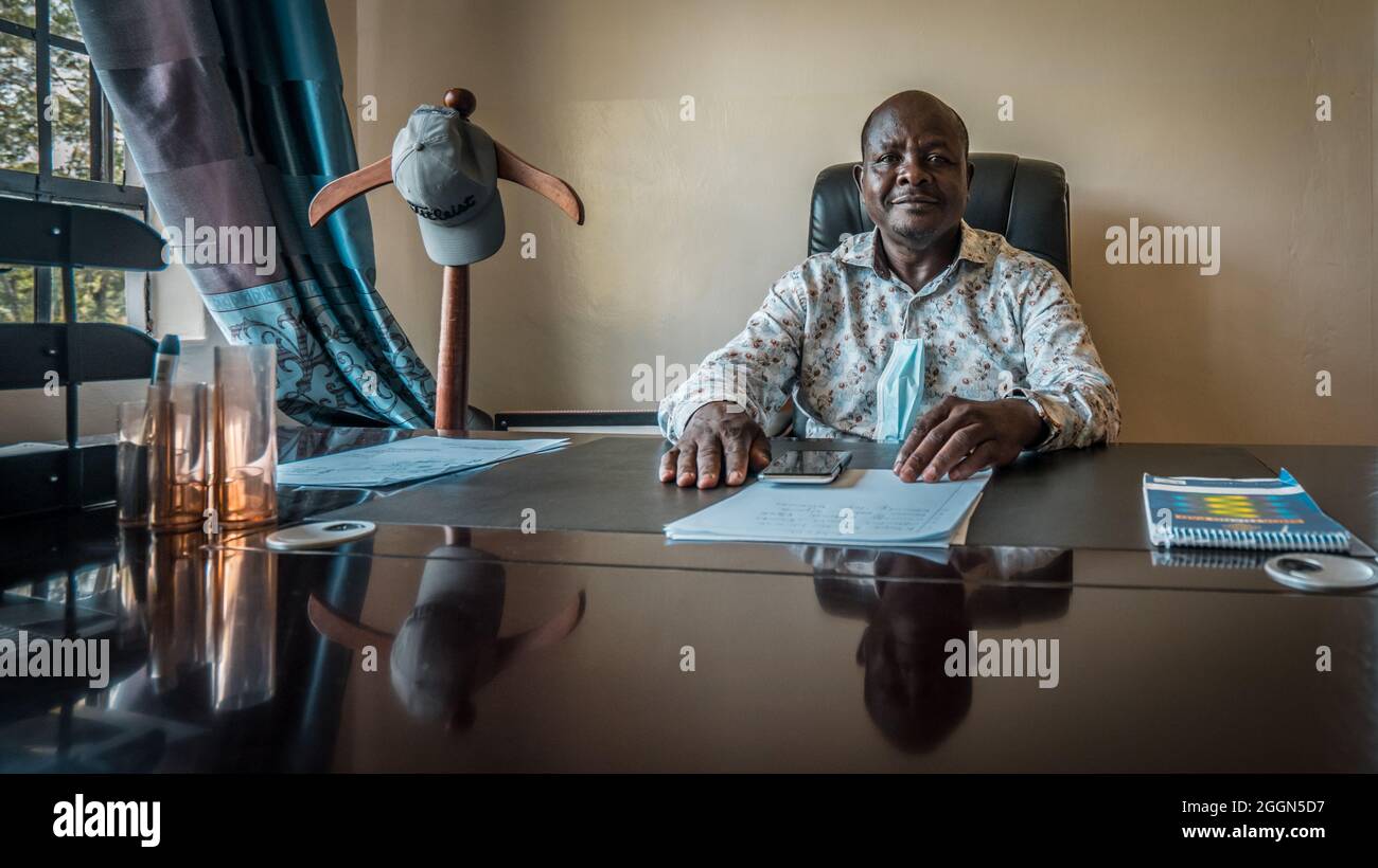 Benjamin Jomo Washiali, ein kenianischer Politiker und parlamentsmitglied, posiert in seinem lokalen Büro in Shianda, Mumias, für die Kamera. Stockfoto