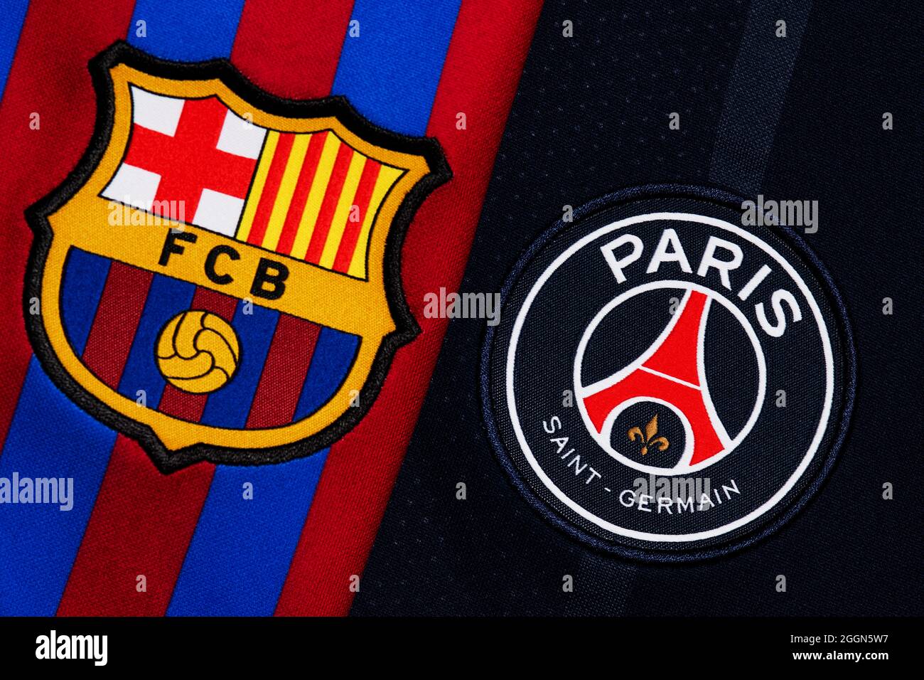 Nahaufnahme des Clubabzeichen von Barcelona und PSG. Stockfoto