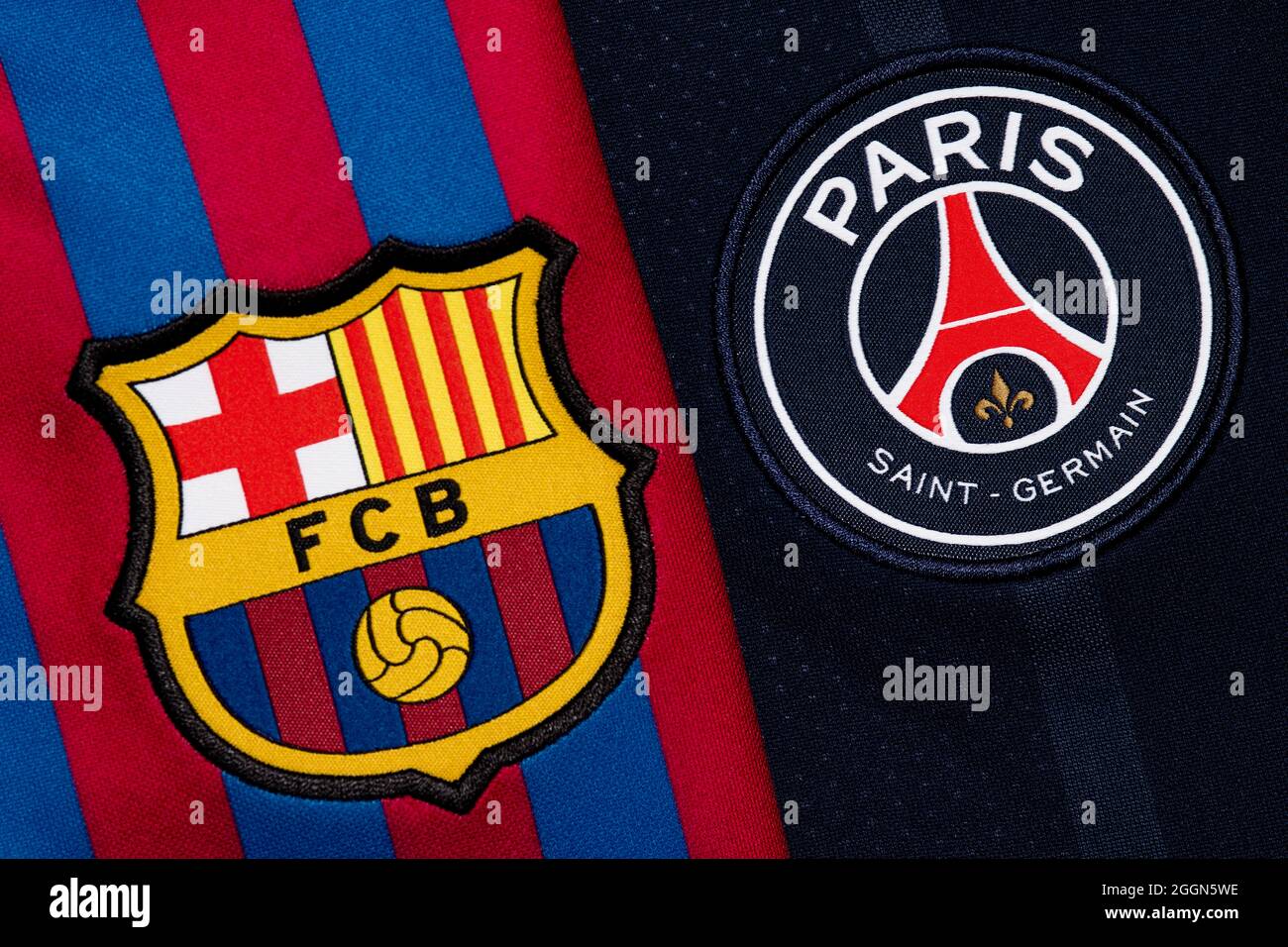 Nahaufnahme des Clubabzeichen von Barcelona und PSG. Stockfoto