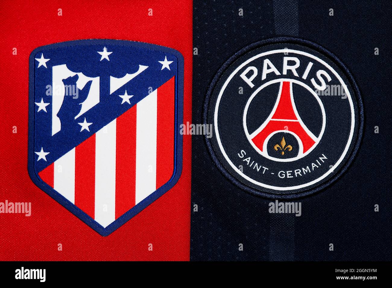 Nahaufnahme des Wappen von Atletico Madrid und PSG Club. Stockfoto