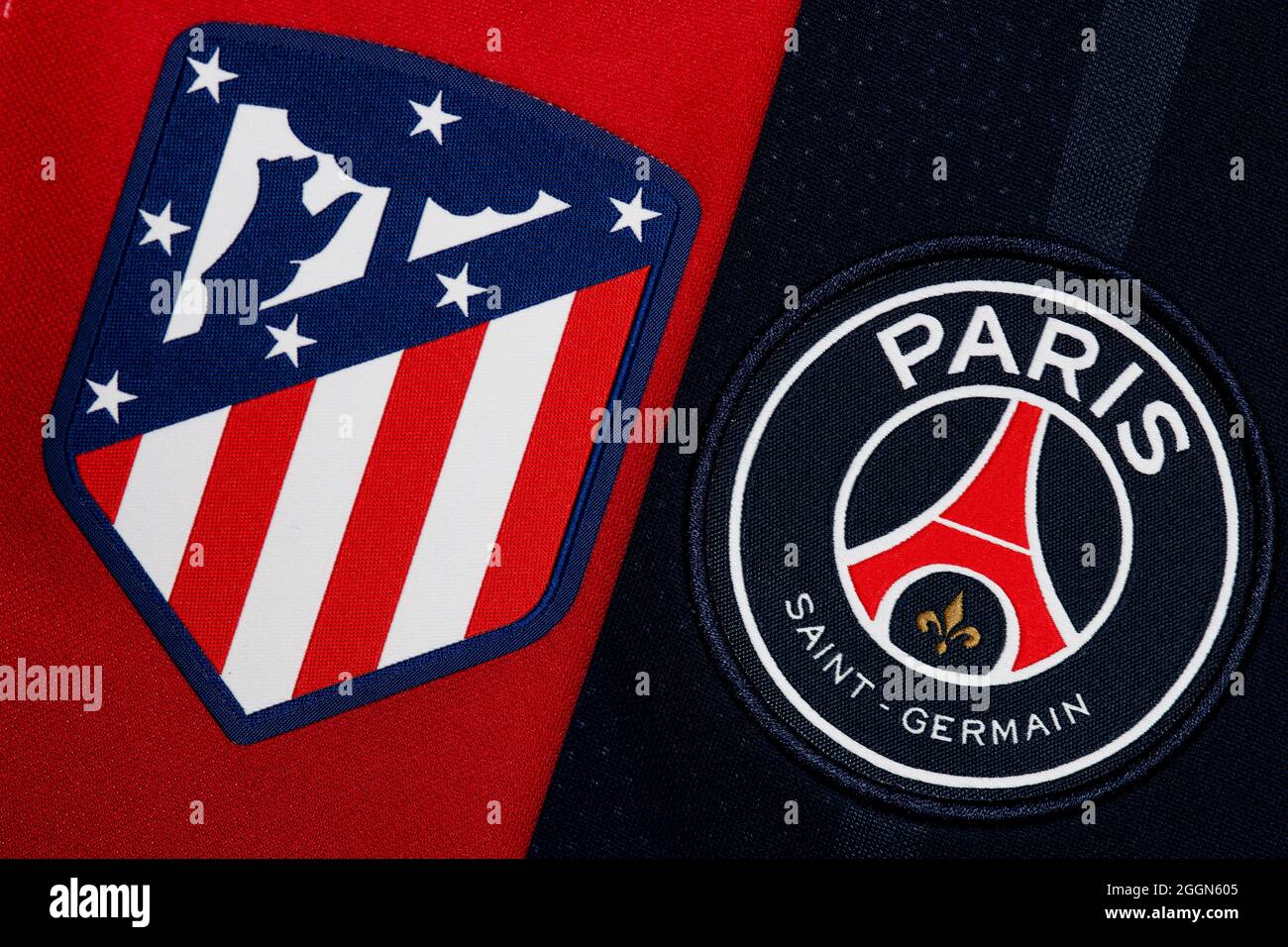 Nahaufnahme des Wappen von Atletico Madrid und PSG Club. Stockfoto