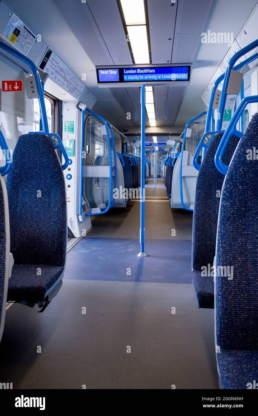 Bildschirm mit den Passagierinformationen an Bord eines Personenzuges der Klasse 700 in Großbritannien. Stockfoto