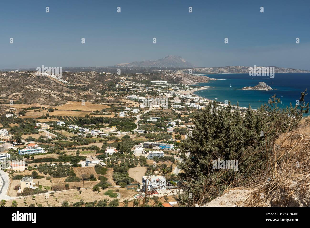Panoramablick auf die Bucht von Kamari von der Burg Kefalos, Kefalos, Kos, den Dodekanesischen Inseln, Griechenland Stockfoto