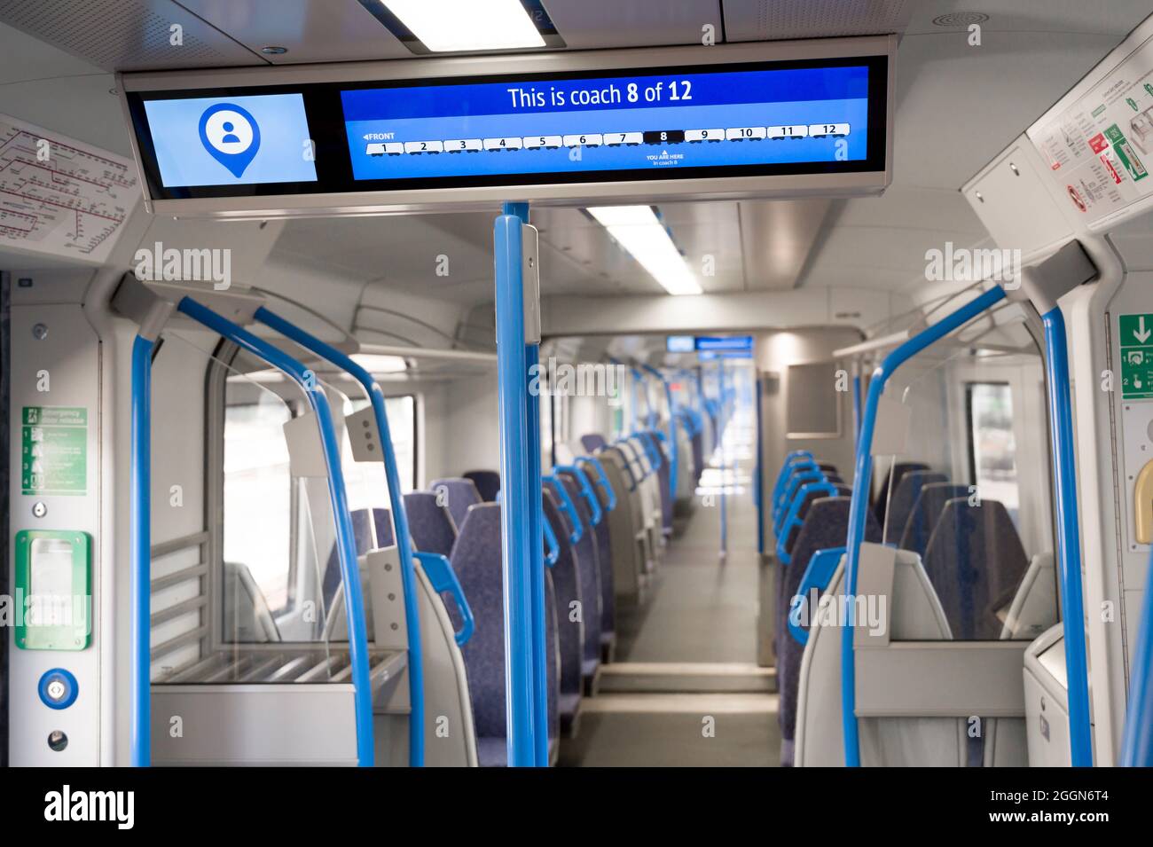 Bildschirm mit den Passagierinformationen an Bord eines Personenzuges der Klasse 700 in Großbritannien. Stockfoto