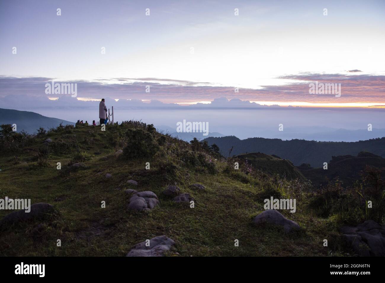 2. September 2021, Ya'an, Ya'an, China: Der Berg Jiaoding liegt im Bezirk Hanyuan, Stadt Ya'an, mit einer durchschnittlichen Höhe von über 3000 Metern. Es ist kalt im Winter und schön im Sommer und kühl und angenehm. Steigen Sie auf und haben Sie einen Panoramablick auf die Berge. Im Norden, mit Blick auf das Meer der Wolken von Emei, die weißen Wellen sind taumeln und endlos; im Westen, die Daxueshan Bergkette erstreckt sich über den Himmel, blendend, und die Gipfel und Klingen sind direkt in den blauen Himmel. Kredit: ZUMA Press, Inc./Alamy Live Nachrichten Stockfoto