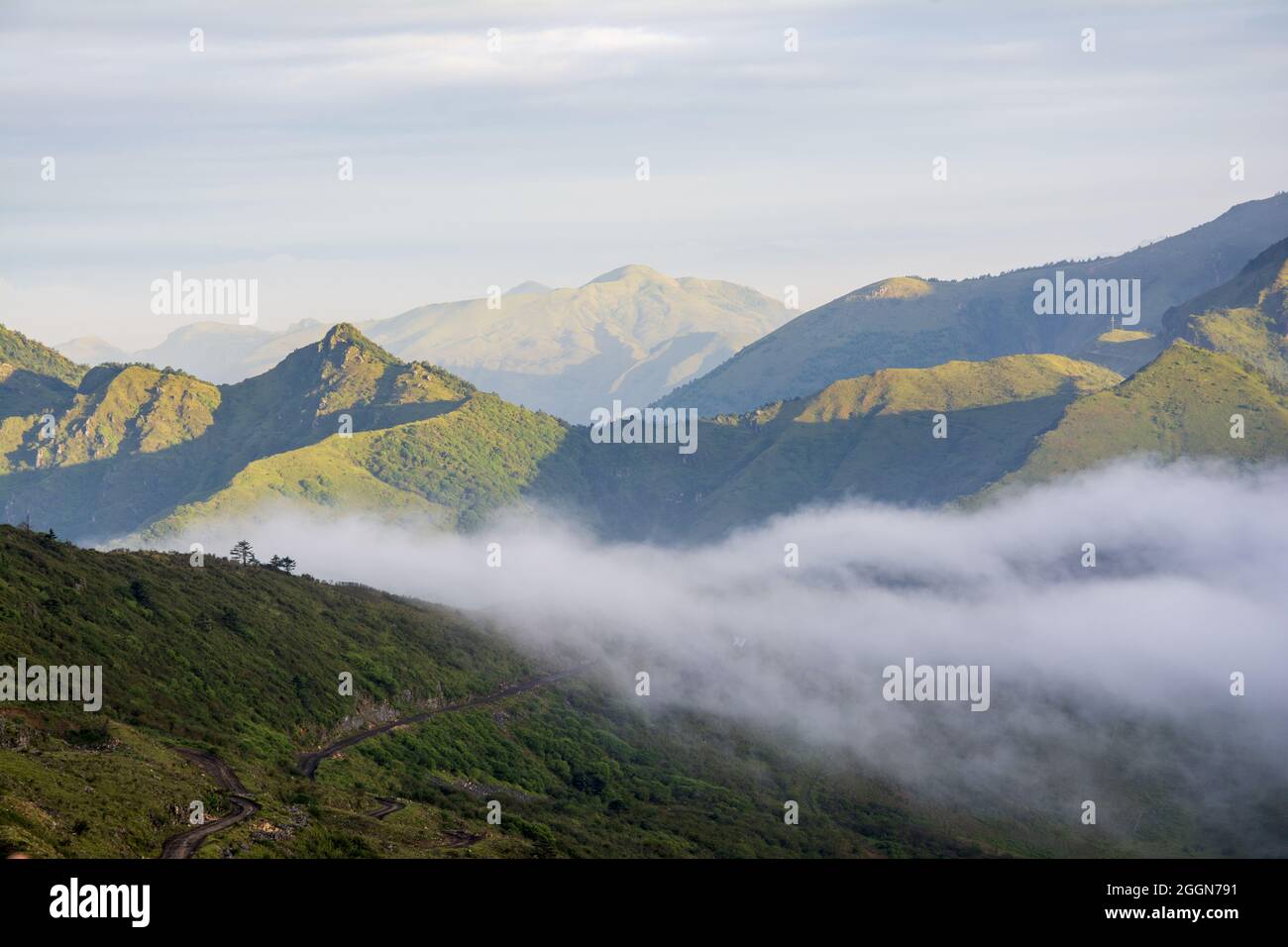 2. September 2021, Ya'an, Ya'an, China: Der Berg Jiaoding liegt im Bezirk Hanyuan, Stadt Ya'an, mit einer durchschnittlichen Höhe von über 3000 Metern. Es ist kalt im Winter und schön im Sommer und kühl und angenehm. Steigen Sie auf und haben Sie einen Panoramablick auf die Berge. Im Norden, mit Blick auf das Meer der Wolken von Emei, die weißen Wellen sind taumeln und endlos; im Westen, die Daxueshan Bergkette erstreckt sich über den Himmel, blendend, und die Gipfel und Klingen sind direkt in den blauen Himmel. Kredit: ZUMA Press, Inc./Alamy Live Nachrichten Stockfoto