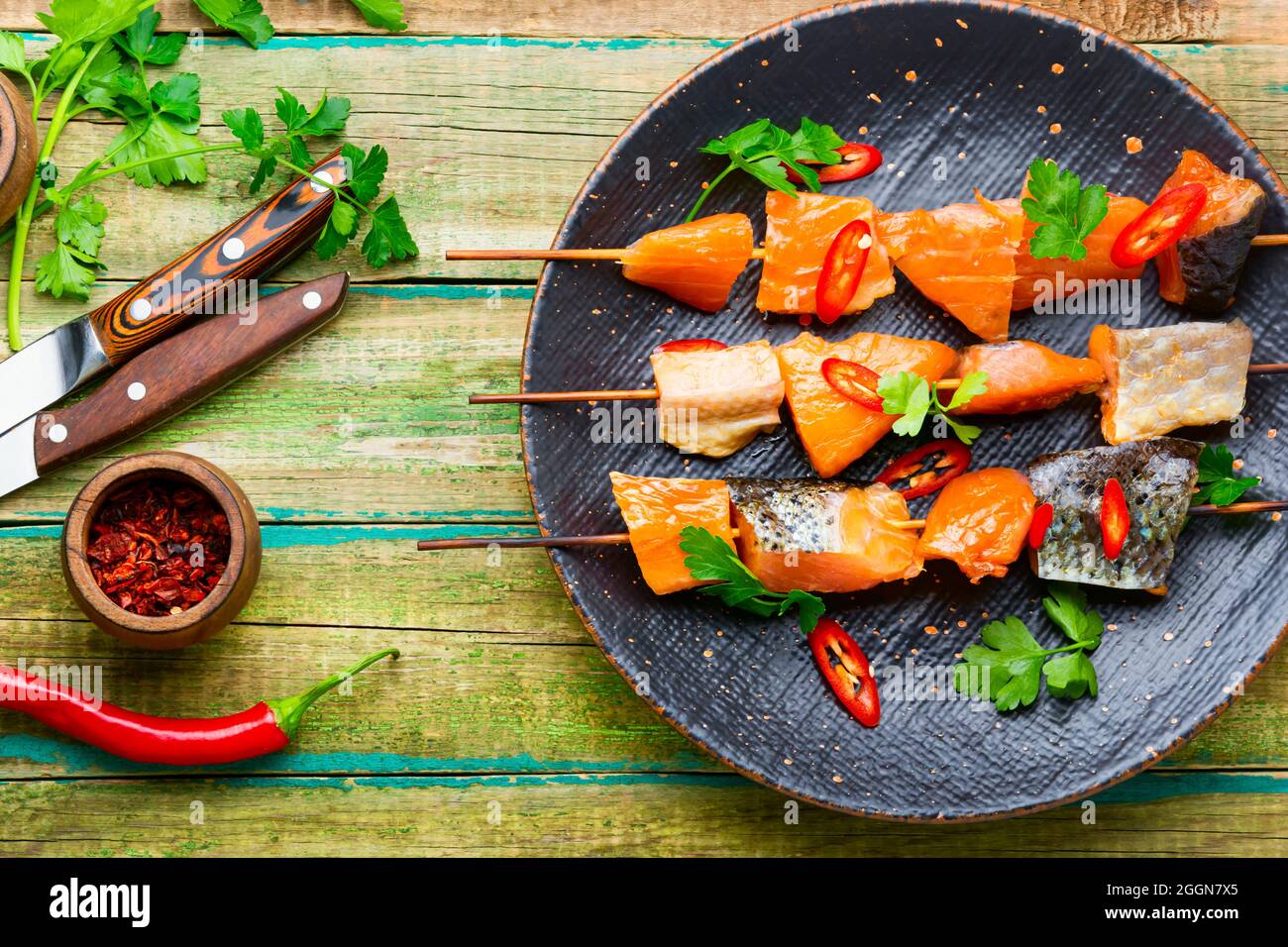 Kebabs aus getrockneten und Lachs auf Holzspieße.Delicious geräucherter Fisch Stockfoto