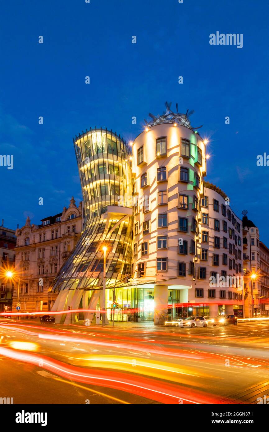 Das Tanzende Haus in Prag Tschechien bei Nacht Stockfoto