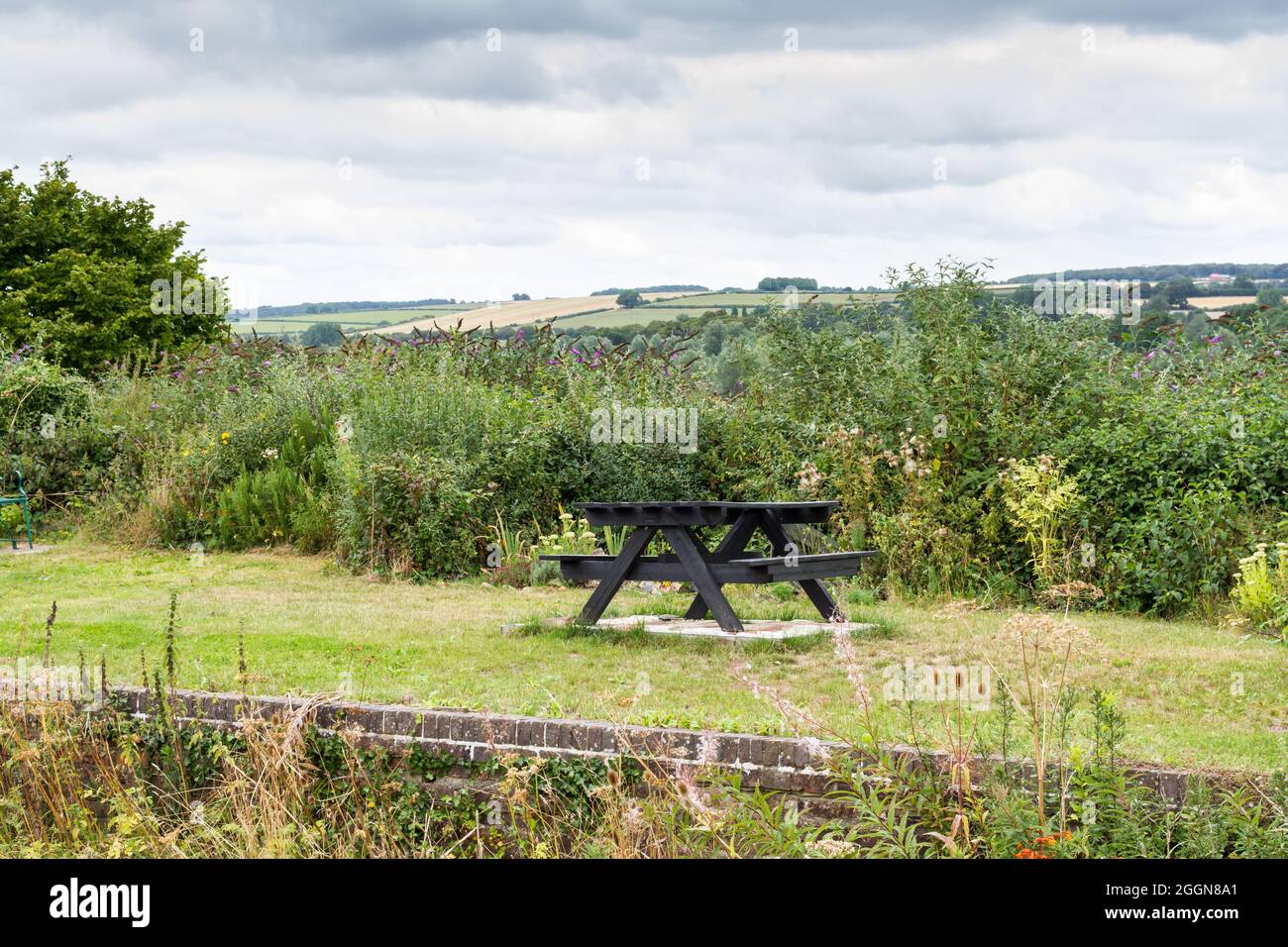 Picknicktisch am alten Bahnhof von Spetisbury mit Blick auf die Landschaft, Dorset, England Stockfoto
