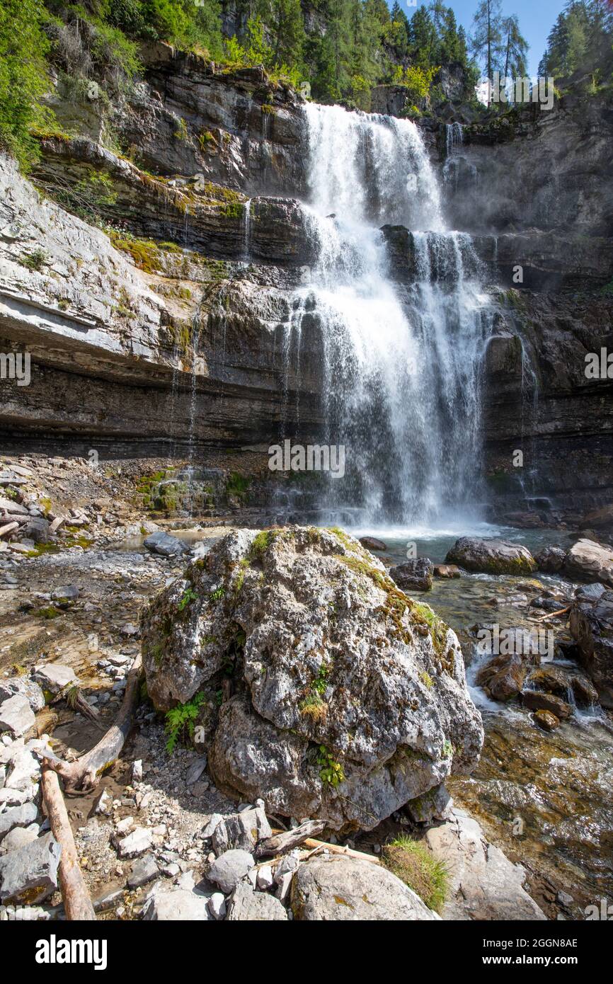 Eine wunderbare Aussicht auf die Wasserfälle von 'Cascate di Mezzo', Madonna di Campiglio, Trentino-Südtirol, Italien Stockfoto