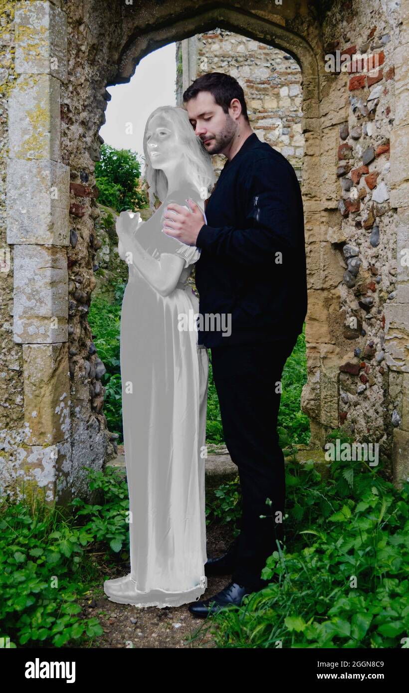 Mann in Schwarz und die graue Dame Geist in der Kirche Ruine. Stockfoto