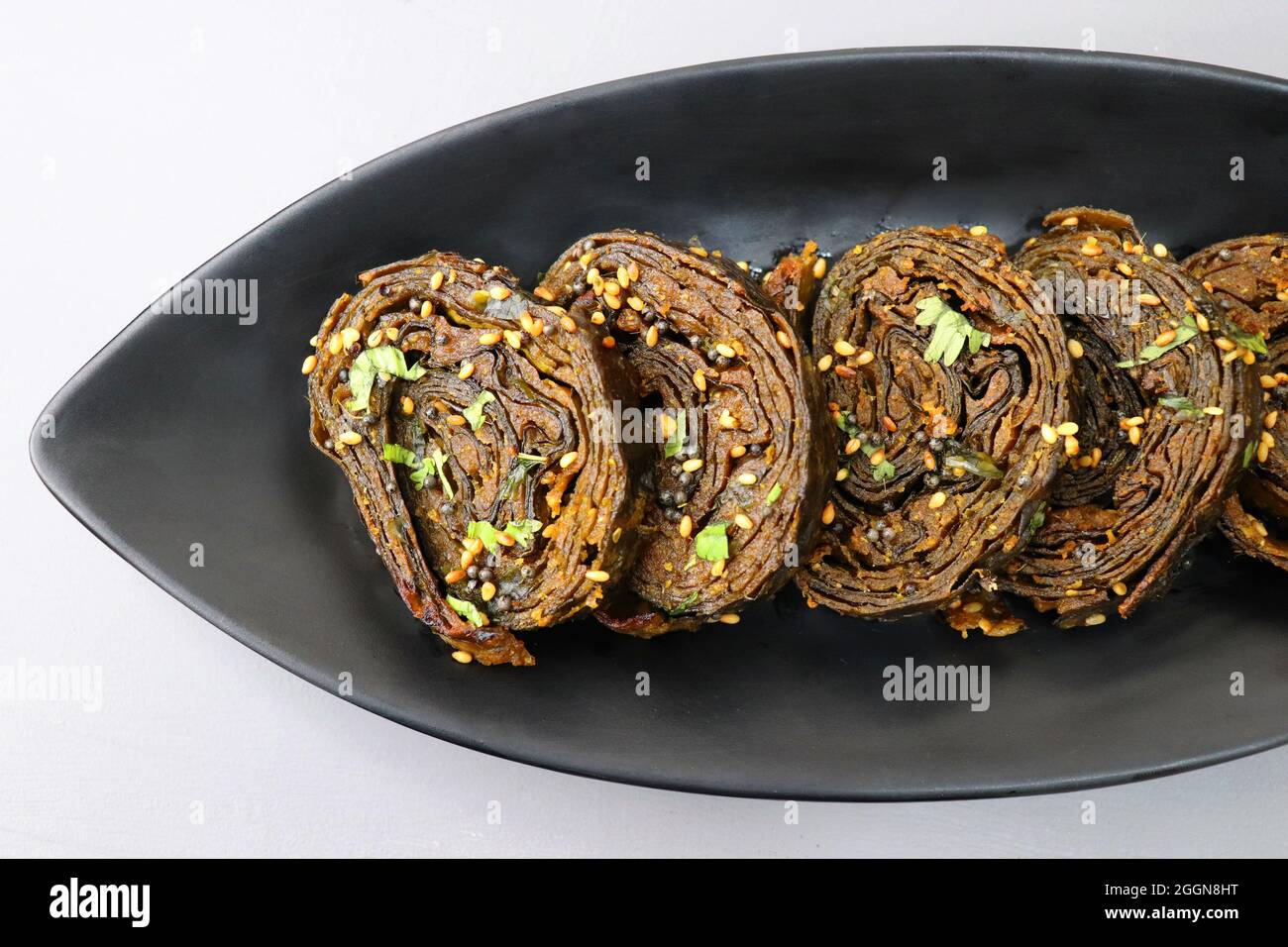 Alu Vadi, Patra, Paatra, Colocasia Blätter Rollen, Patrode ist ein beliebter indischer gesunder gedämpfter Snack. Garniert mit Sesam und Senfkörnern. Platz kopieren Stockfoto