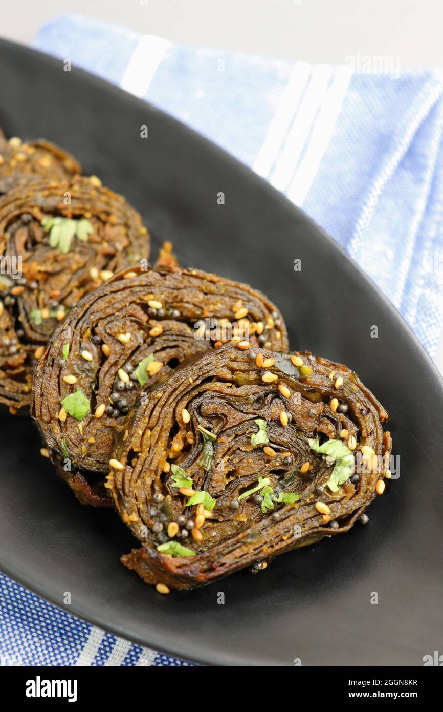 Alu Vadi, Patra, Paatra, Colocasia Blätter Rollen, Patrode ist ein beliebter indischer gesunder gedämpfter Snack. Garniert mit Sesam und Senfkörnern. Platz kopieren Stockfoto