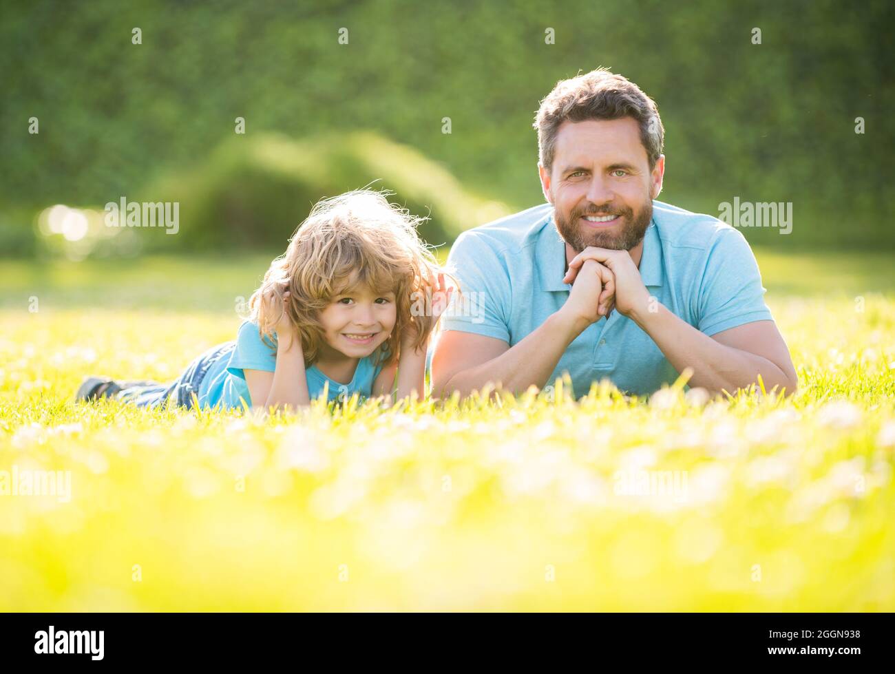 Glückliche Familie von Vater und Sohn Kind entspannen im Sommerpark grünes Gras, Vaterschaft Stockfoto
