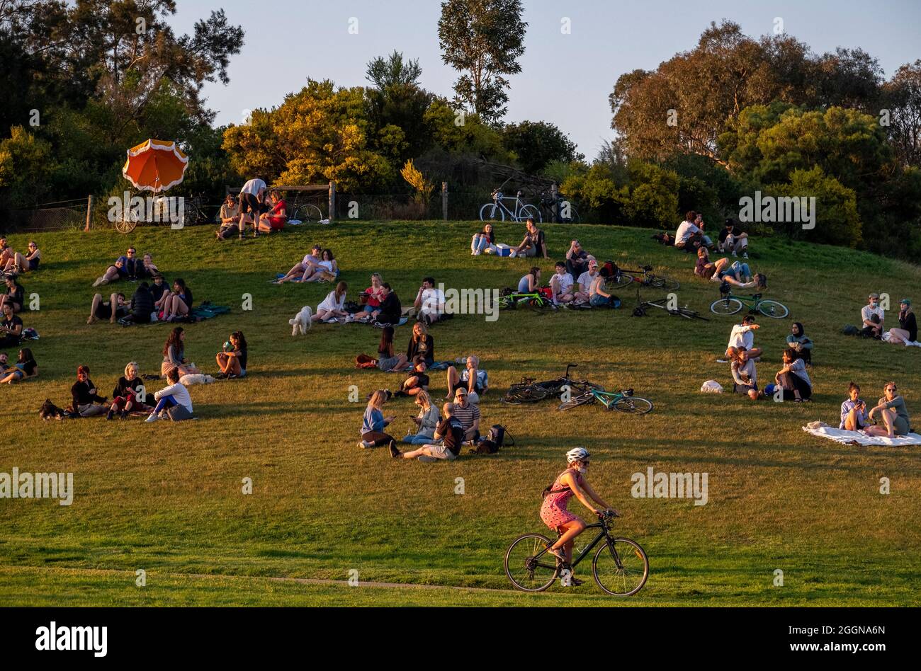 Trotz der Einschränkungen durch das Coronavirus und der Sperre sitzen Menschen ohne Masken in einem Park in Melbourne eng zusammen. Clifton Hill, Victoria, Australien Stockfoto