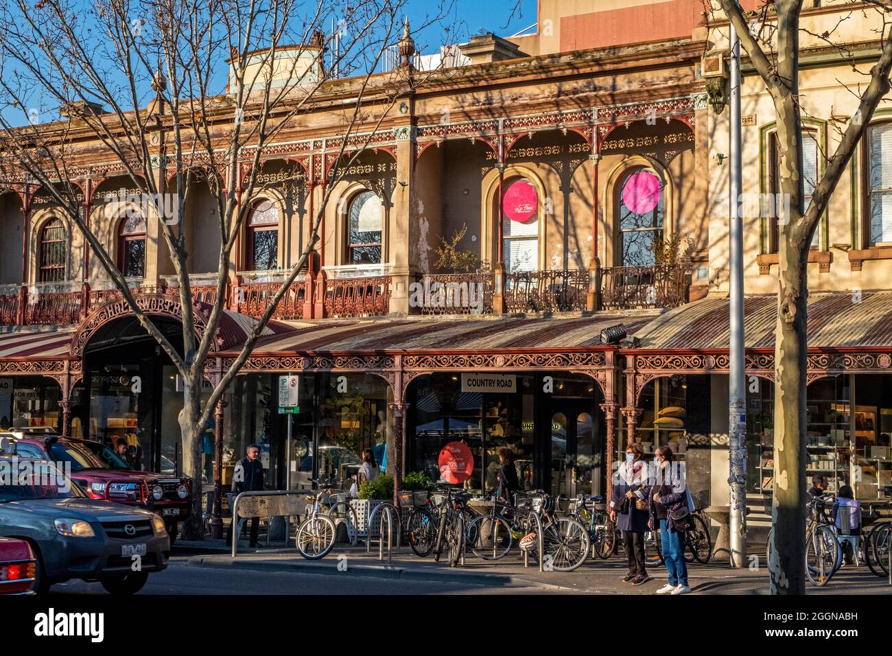 Shopper in Lygon Street Carlton, Melbourne, Victoria, Australien Stockfoto