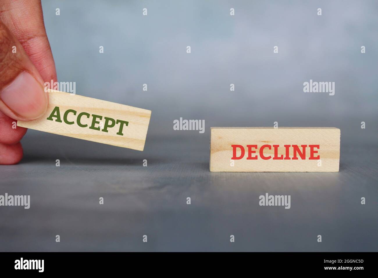 Hand Pick Holzwürfel mit Text AKZEPTIEREN über Holzwürfel mit Text ABLEHNEN Stockfoto