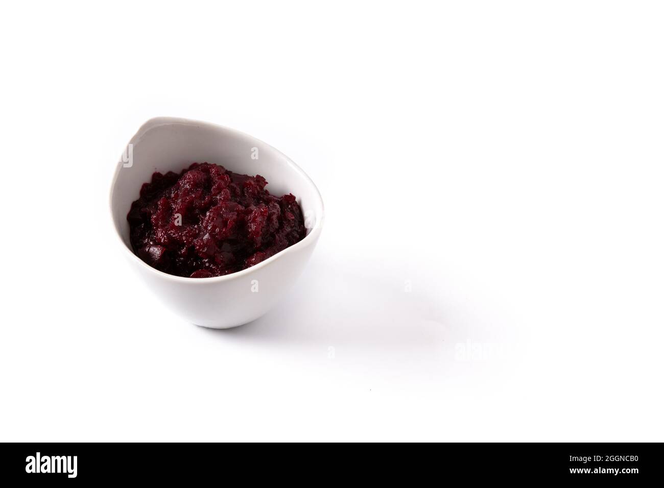 Rote Beete Sauce in weißer Schale isoliert auf weißem Hintergrund Stockfoto Rote Beete Sauce in weißer Schale isoliert auf weißem Hintergrund Stockfoto