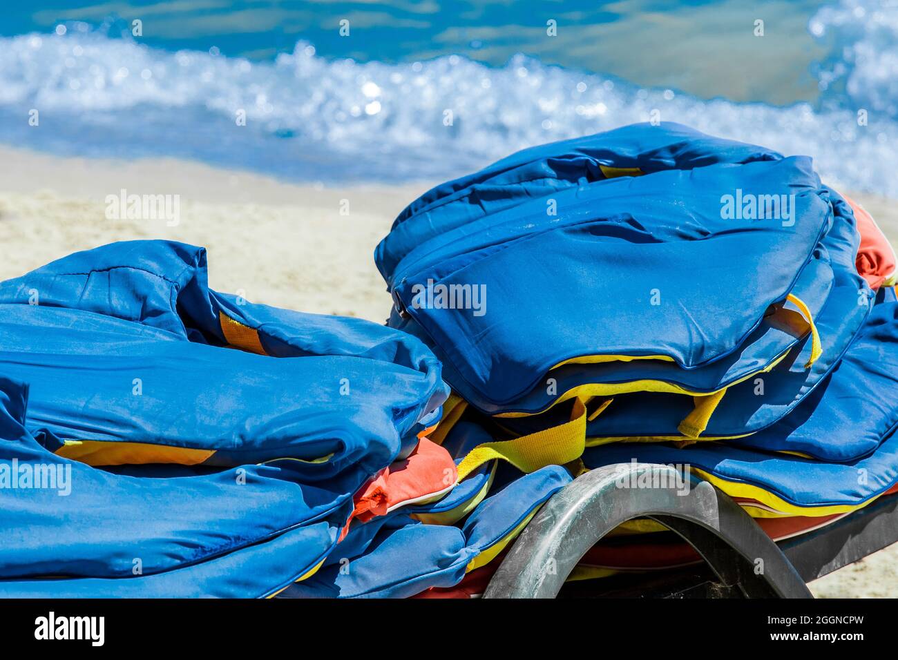 Schwimmwesten, Schutz und Sicherheit des Lebens auf dem Wasser vor dem Hintergrund des Meeres. Stockfoto