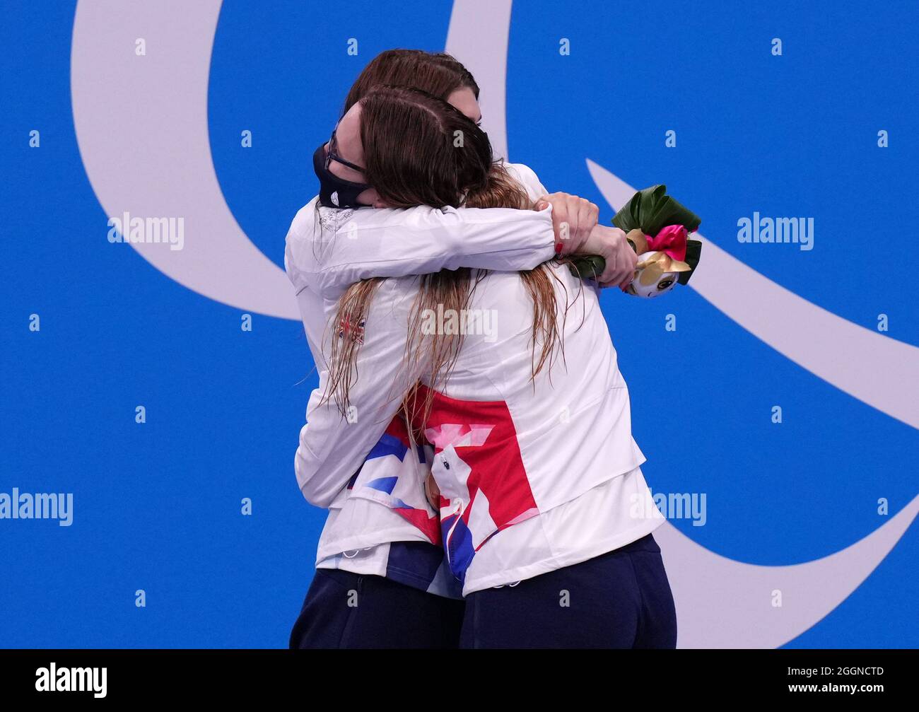 Die britische Schauspielerin Bethany Firth (links), die die Goldmedaille gewann, begrüßt Jessica-Jane Applegate, die am neunten Tag der Paralympischen Spiele in Tokio 2020 Bronze beim Finale der Frauen mit dem Titel „100m Backstroke – S14“ im Tokyo Aquatics Center gewann. Bilddatum: Donnerstag, 2. September 2021. Stockfoto