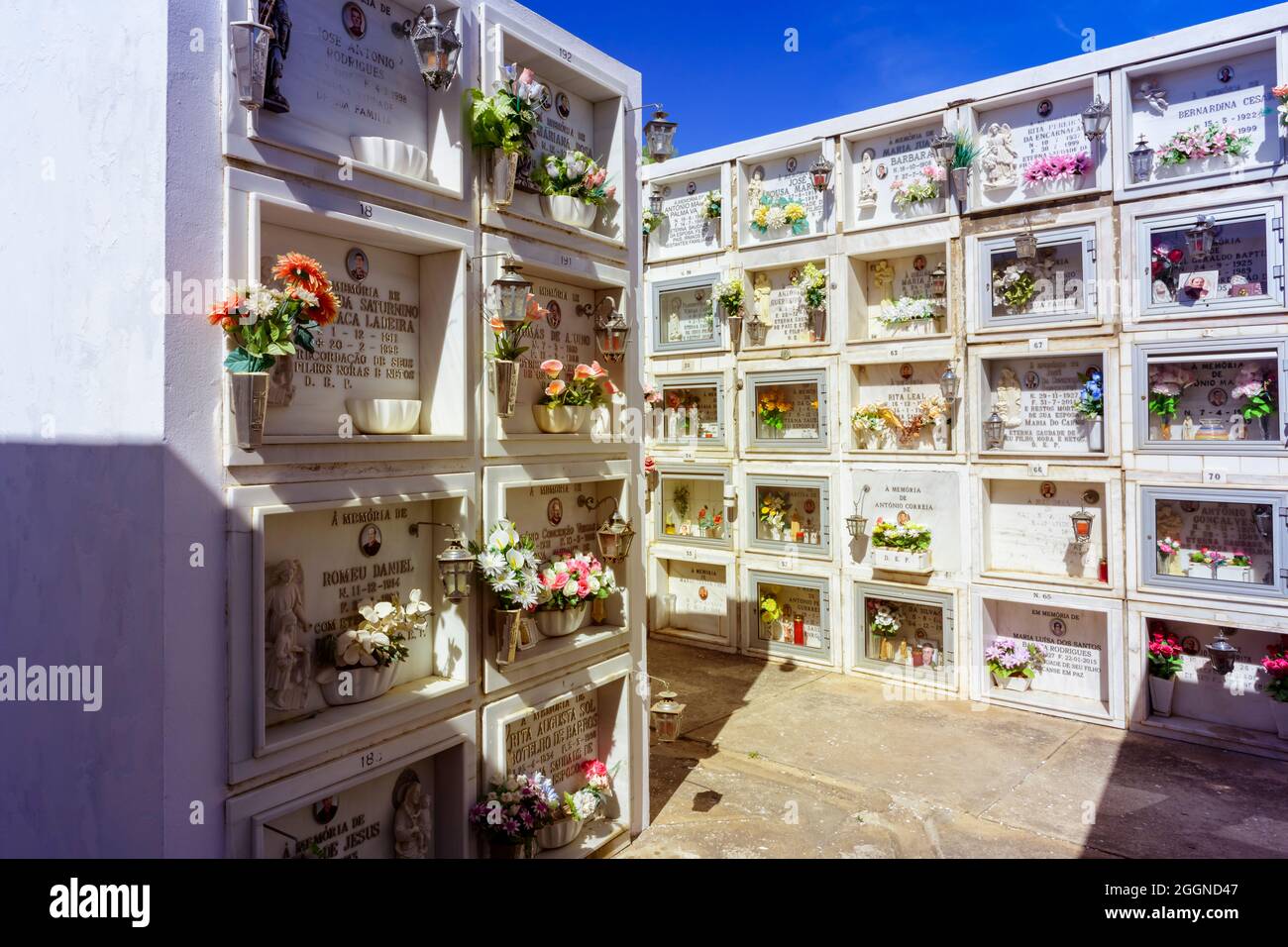 Das überirdische Grab gräbt Krypta-Krypten auf dem Friedhof bei Caselo Velha Algarve portugal Stockfoto