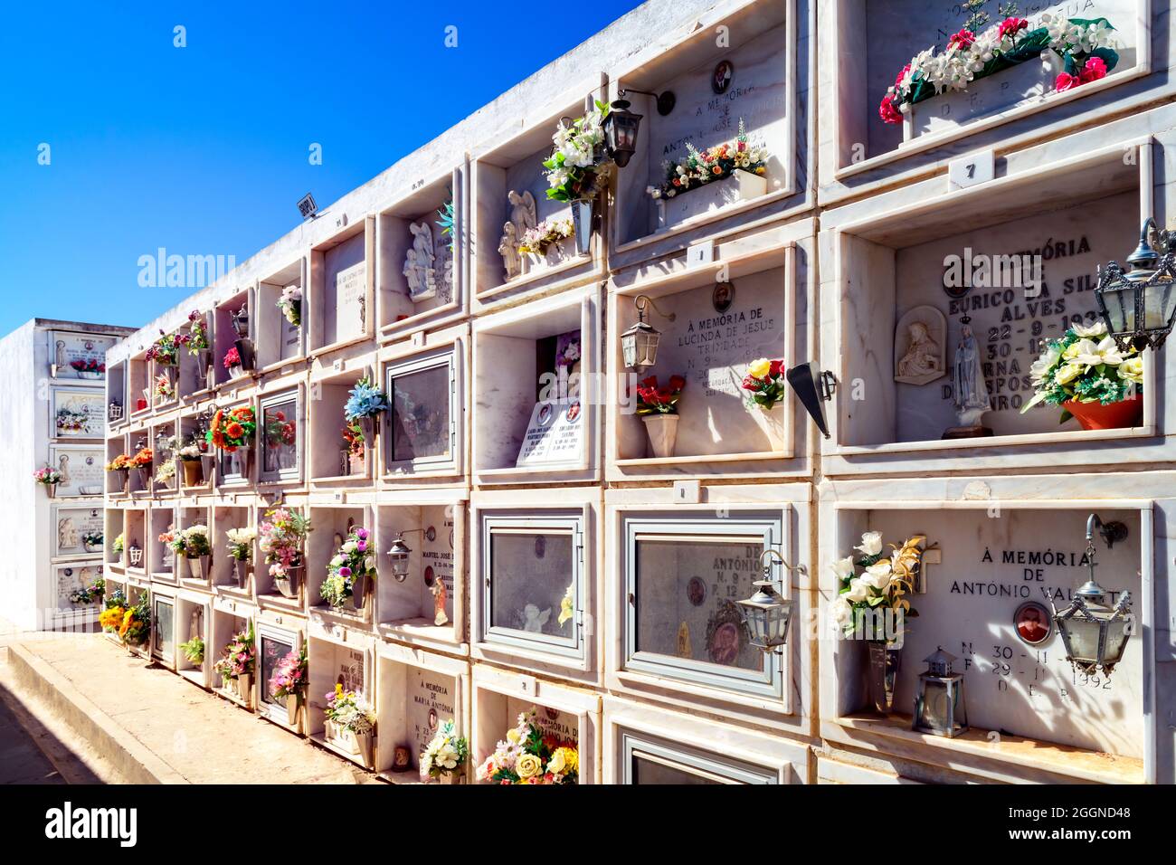 Das überirdische Grab gräbt Krypta-Krypten auf dem Friedhof bei Caselo Velha Algarve portugal Stockfoto