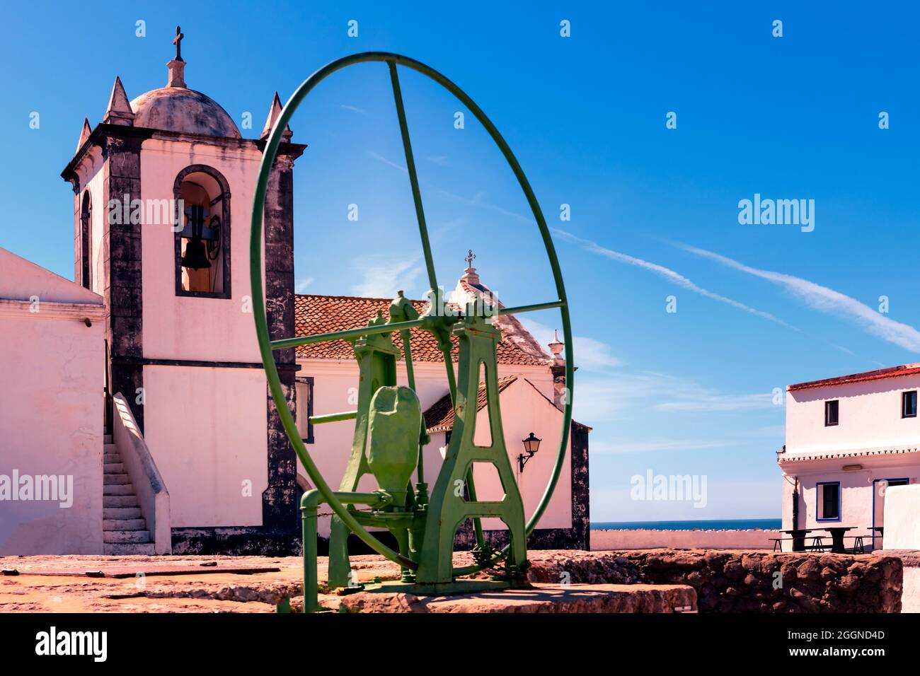Grün bemalter Wasserbrunnen vor der Cacela Velha katholischen Kirche von Igreja de Nossa Senhora da Assunção Cacela Velha Algarve Portugal Stockfoto