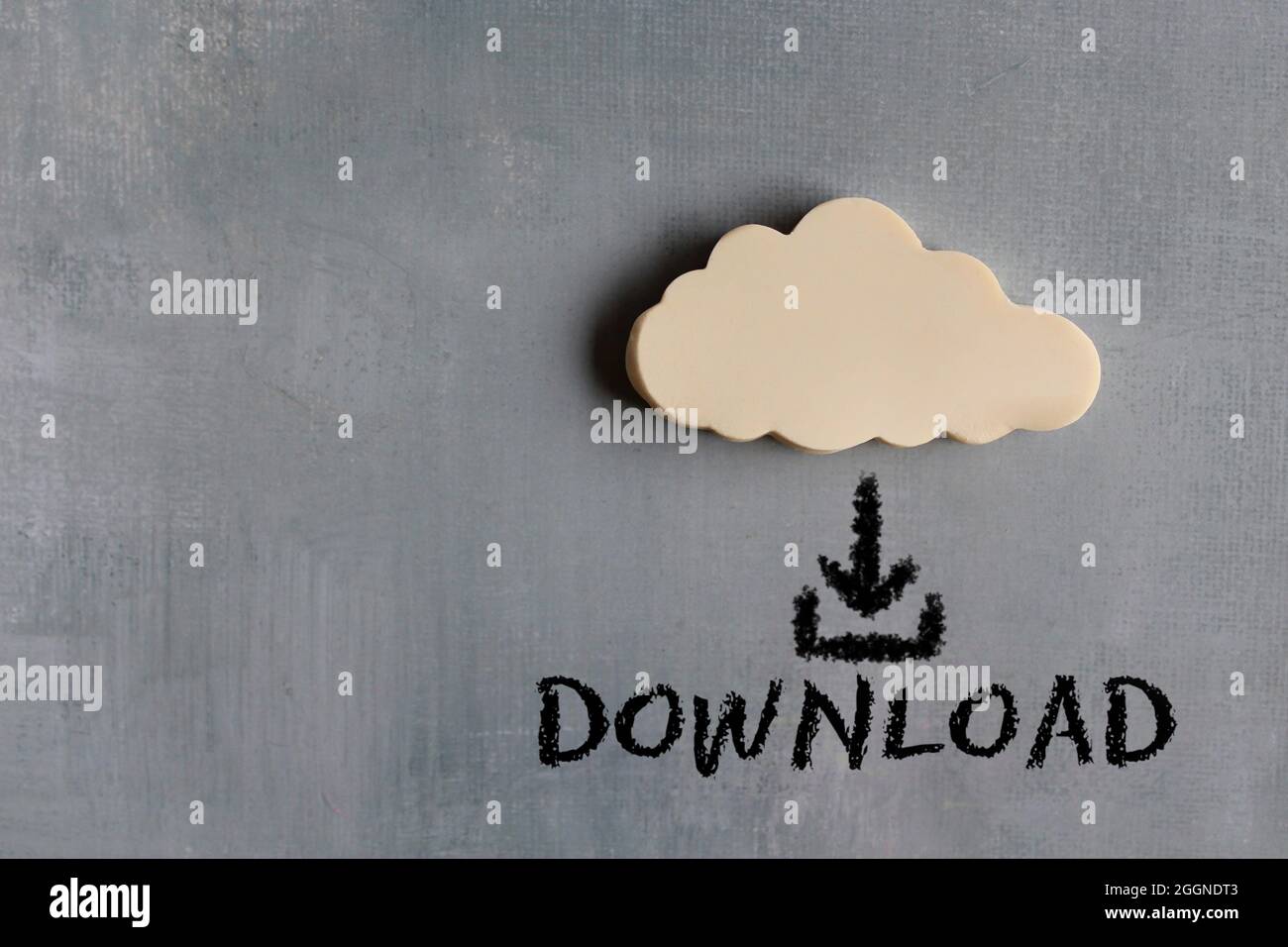 Cloud Computing, Netzwerkkonzept. Download von weißer Wolke und Text mit Pfeil nach unten Stockfoto