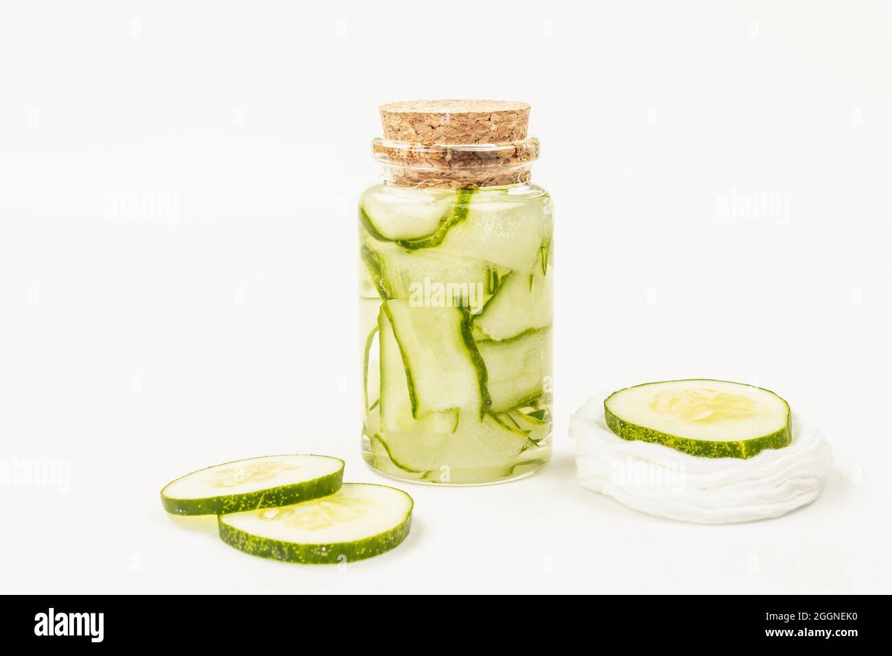 Hausgemachte Gurkenkosmetik isoliert auf weißem Hintergrund. Entgiftung Haut pflanzliche Masken. Natürliche Gesichtslotion oder und Tonic Water, Raum Stockfoto