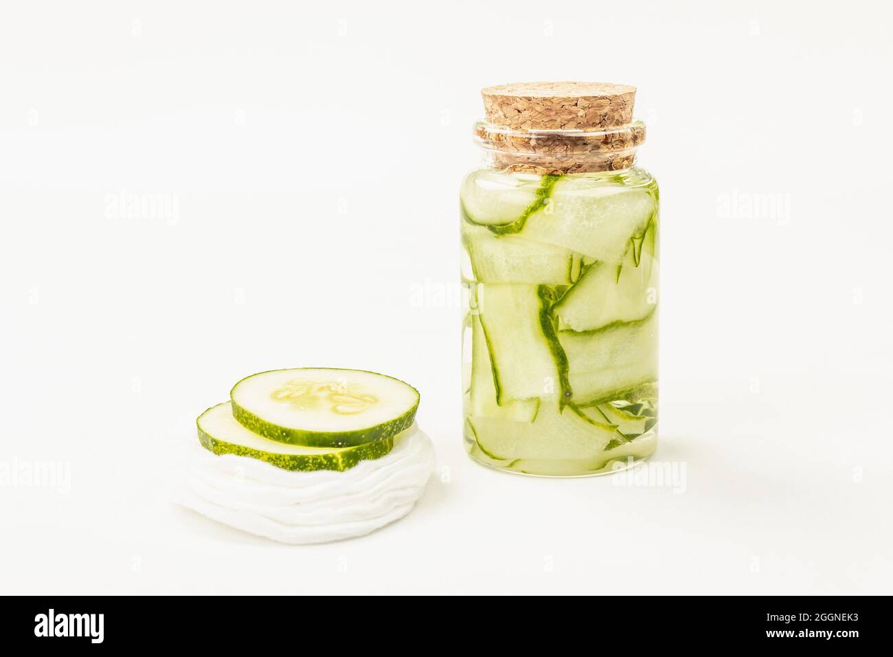 Hausgemachte Gurkenkosmetik isoliert auf weißem Hintergrund. Entgiftung Haut pflanzliche Masken. Natürliche Gesichtslotion oder und Tonic Water, Raum Stockfoto